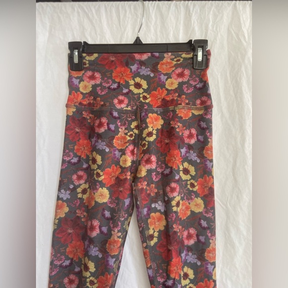 Beyond Yoga Pressed Flowers SoftMark High Waisted Midi Legging Size Small - Picture 7 of 16
